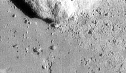 Последняя фотография сделана на расстоянии 120 м от поверхности Эроса. Видны детали размером с ладонь. Смазанные полосы возникли из-за обрыва передачи при посадке