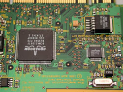  Двухкомпонентный чипсет HomePNA 2.0 компании Broadcom.