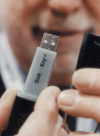 Этакий микродисководик емкостью 128 Мбайт, цепляемый на порт USB.