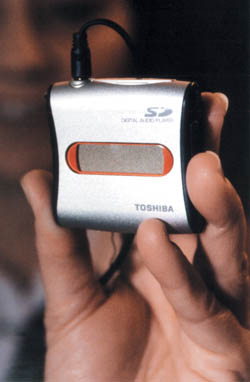 Всего лишь плейер от Toshiba, который на основе памяти Memory Stick может «держать» до двух часов музыки в форматах MP3 и ACC.