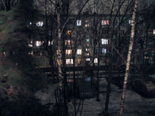 Снимок ночного двора. Снято на Olympus E-20p с включенным шумоподавлением (без оного — не намного хуже). 