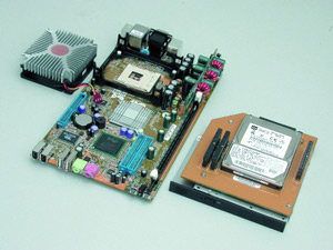 В маленьких barebone-системах нет места даже обычным HDD и CD-ROM — применяются ноутбучные (внутри Iwill ZPC).