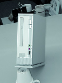 ECS U-Buddie (UB-7m23) — одна из немногих маленьких систем на процессорах Athlon.