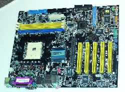 Плата ASUS K8V Deluxe для Athlon 64.