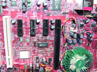 Рис. 2. Разъемы PCI Express x1 и x16 рядом с обычным PCI.