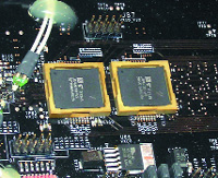 Рис. 1. 512-мегабитная XDR DRAM от Toshiba.