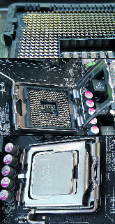 Пружинящие лапки в разъеме Socket T. Разъем Socket T в открытом состоянии и с установленным процессором.