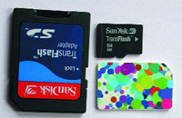 T-Flash, SIM и переходник TransFlash-SD. Вместе с телефонами мельчают и модули памяти: T-Flash настоящий мужичок-с-ноготок (приступив к набивке телефона всем необходимым, я очень скоро выяснил, что совершенно не представляю, куда вставлять T-Flash, настолько крошечным оказался слот).