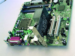 Карта ADD2 для шины PCI Express x16 чипсета Intel 915G. В данном случае она обеспечивает DVI-выход, реализованный при помощи моста PanelLink SiI1364 от Silicon Image.