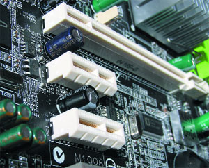 ����� ���� PCI Express x16 � x1. ���������� ��� ��������� ���� ����� ����������� �� �������, �� ��� �� ����� ����������