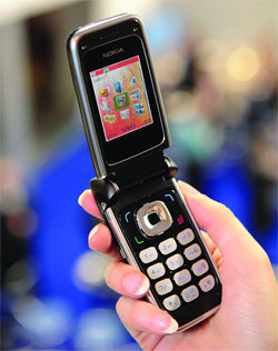 Nokia 6136 � ������ ������� ������� ��������, �������������� ���������� Unlicensed Mobile Access (��������� �� ����� ������ ��������� ������������� ����� GSM- � WiFi-�����)