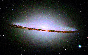 ��������� �������� (�104, NGC4594); ��������� ����, ~50 ��� �������� ���. ������ hst